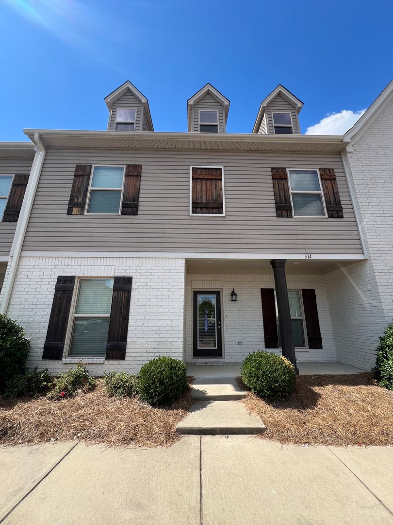 Oxford House: 514 Fifer Circle