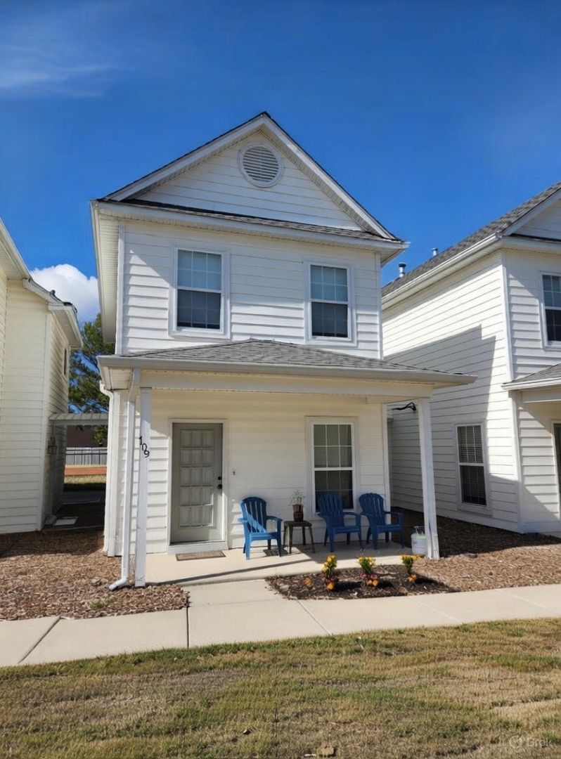 Oxford Townhome: 100 Mondrian Place