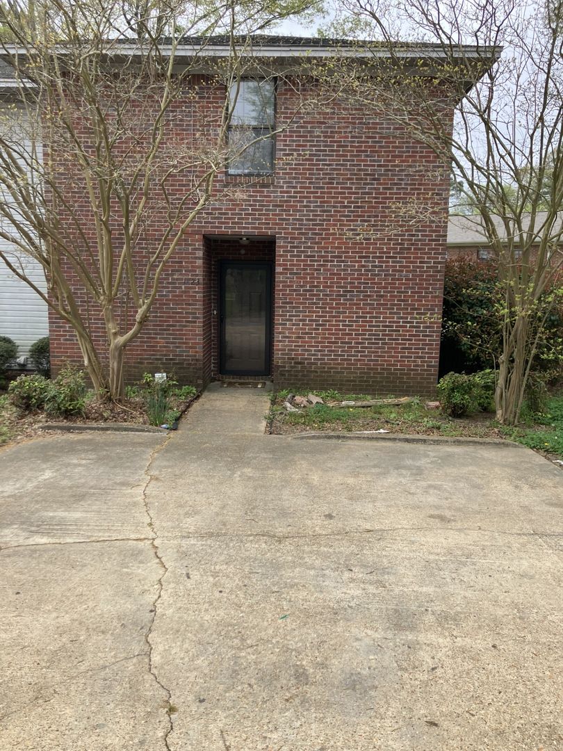 Tupelo House: 1823 Holmes St