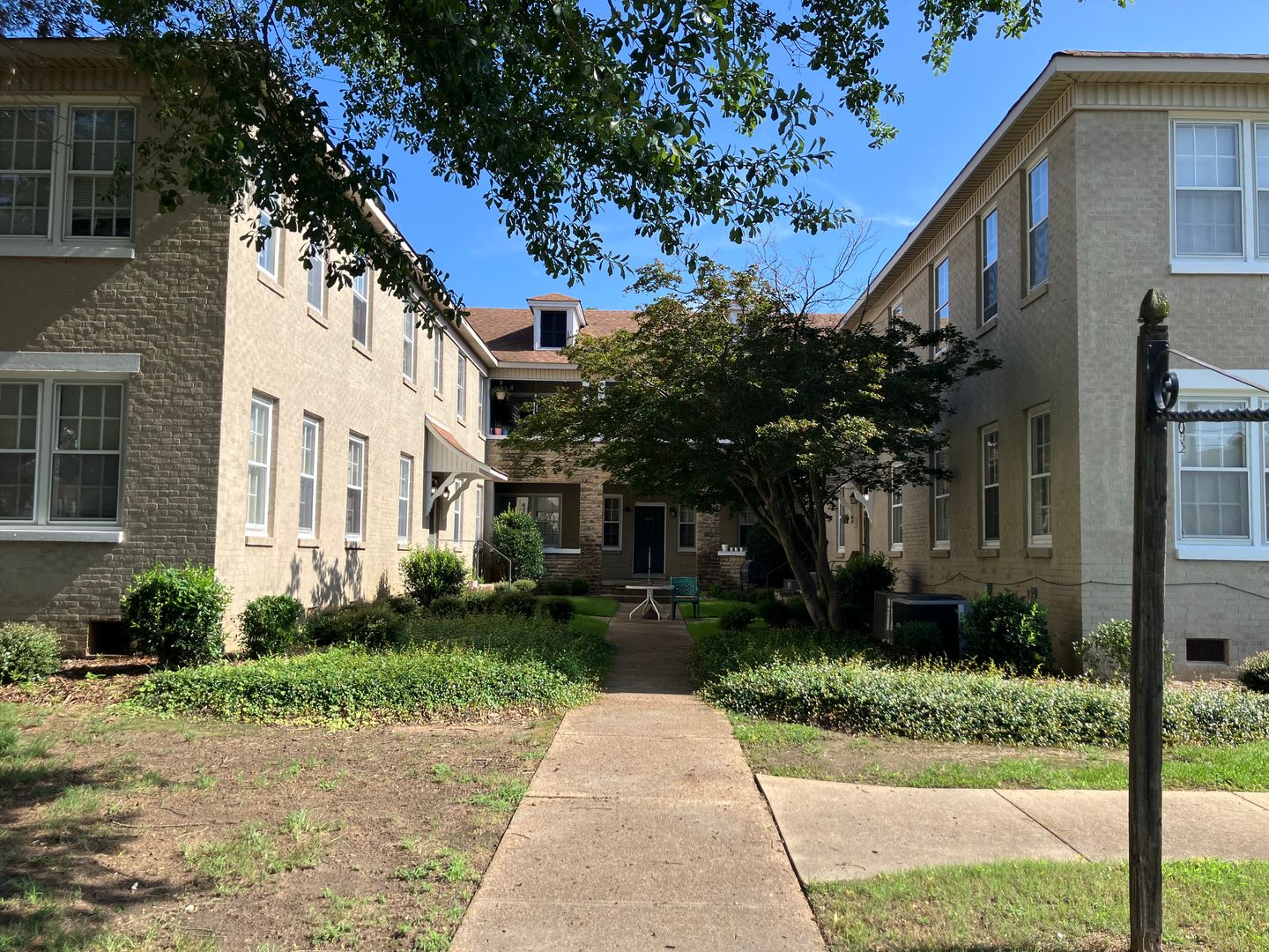 Tupelo House: 634 W Main St Apt 2