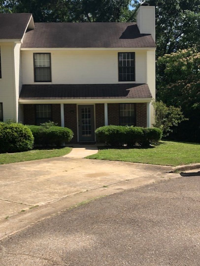 Tupelo House: 118 Briarwood Circle