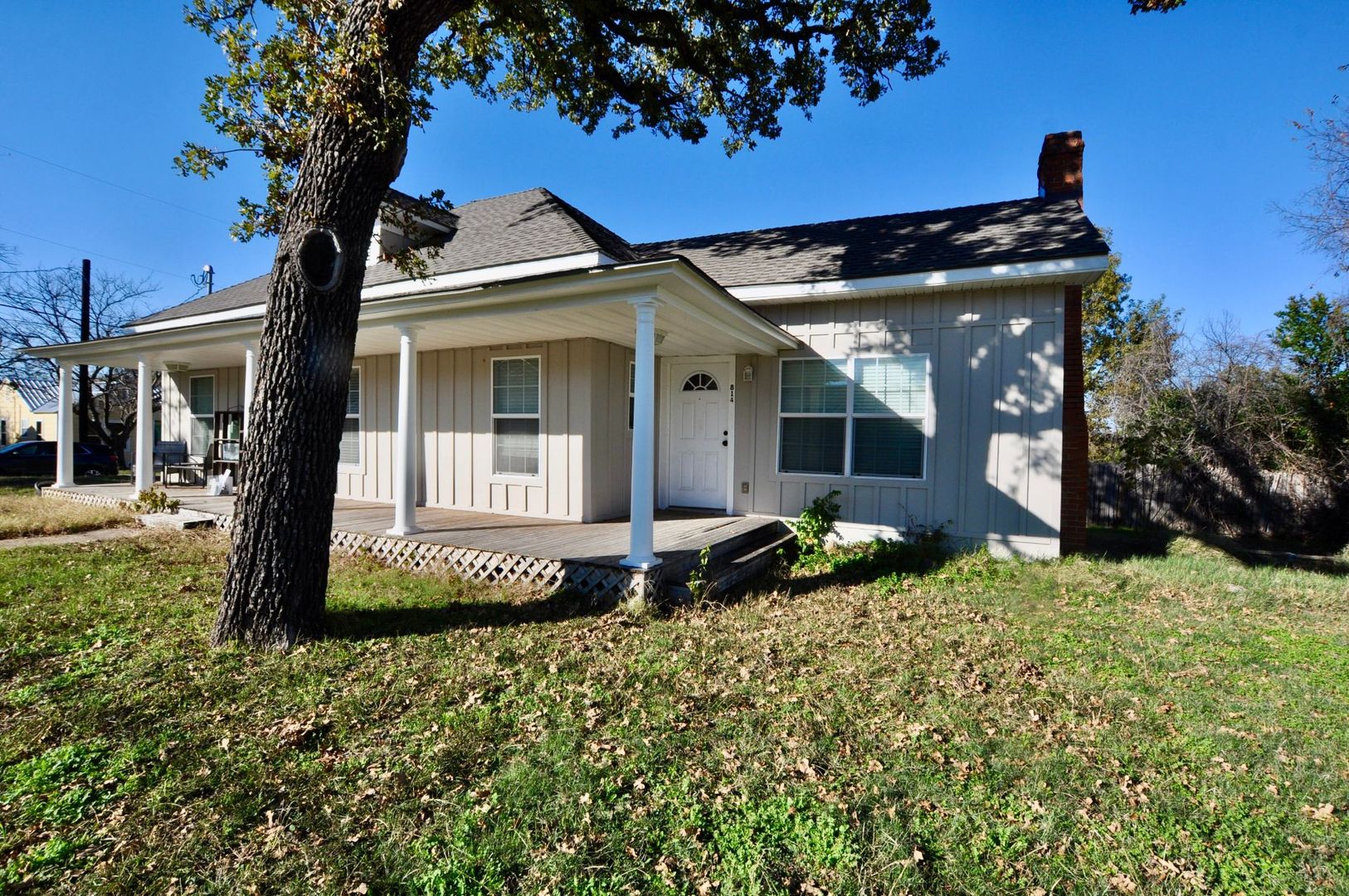 Weatherford House: 814 W. Ball