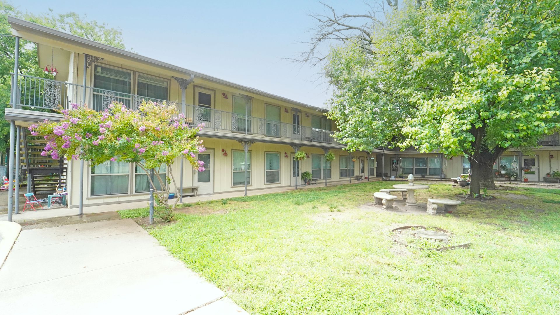 Weatherford House: 202 E Oak St., Apt. 12