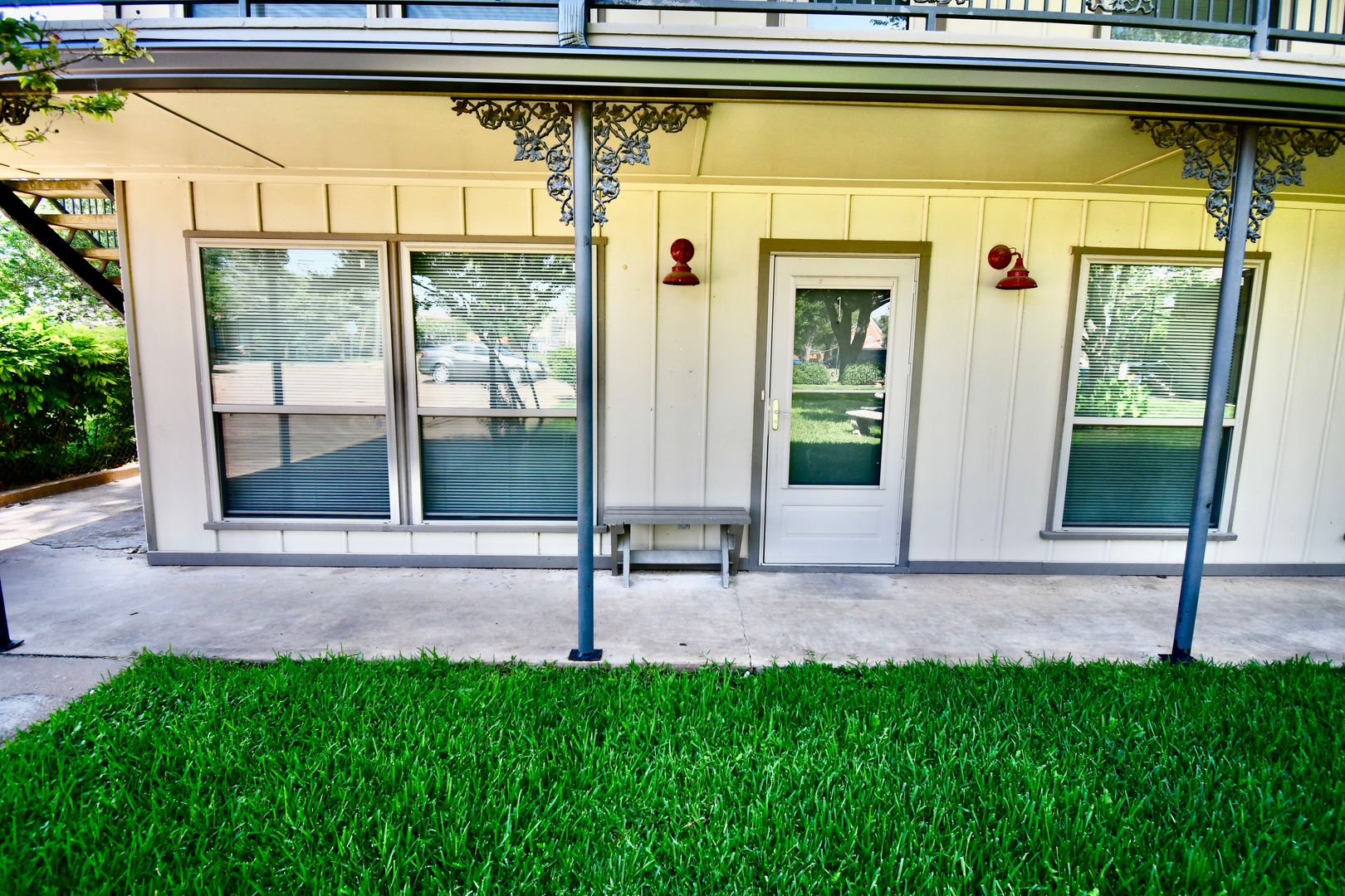 Weatherford House: 202 E Oak St.