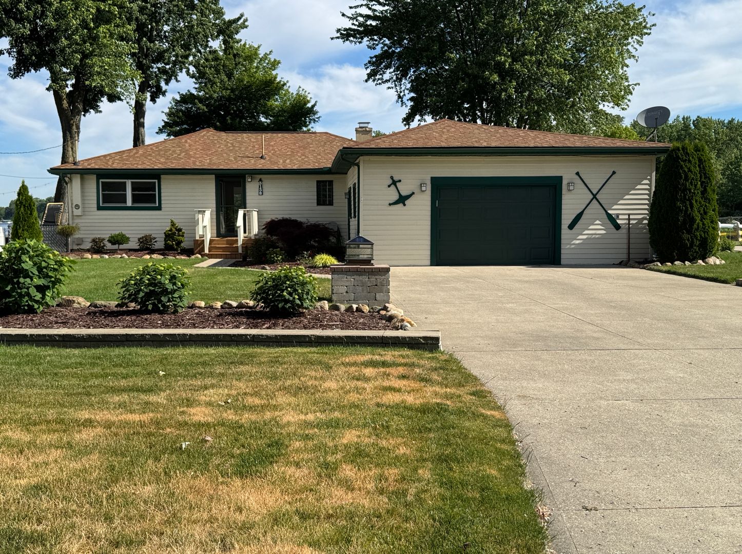 Fenton House: 3138 Ponemah Dr. Fenton, MI 48430