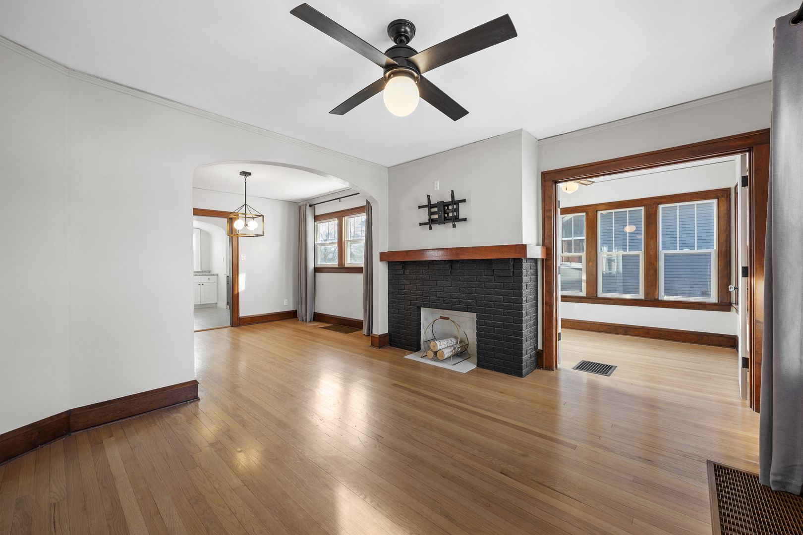 Cedar Rapids House: 2339 C Ave NE