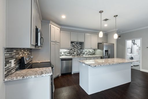 * MOVE IN July 6th 2027 * $8400/$1400 per Bed * 6 Bed 4 Bath, Short Walk to TCU – photo 1