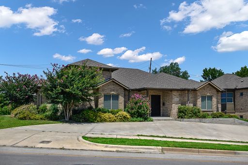* MOVE IN 2028 * 6 Bed 4 Bath Home, Walk to TCU Campus, FREE Monthly Housekeeping – photo 1