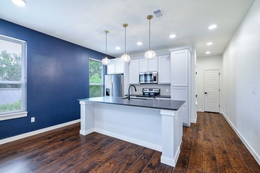 *** MOVE IN SUMMER July 17th 2027 * $2800 *** 2 Bedroom 2 Bath, 1 Block to TCU Campus – photo 1