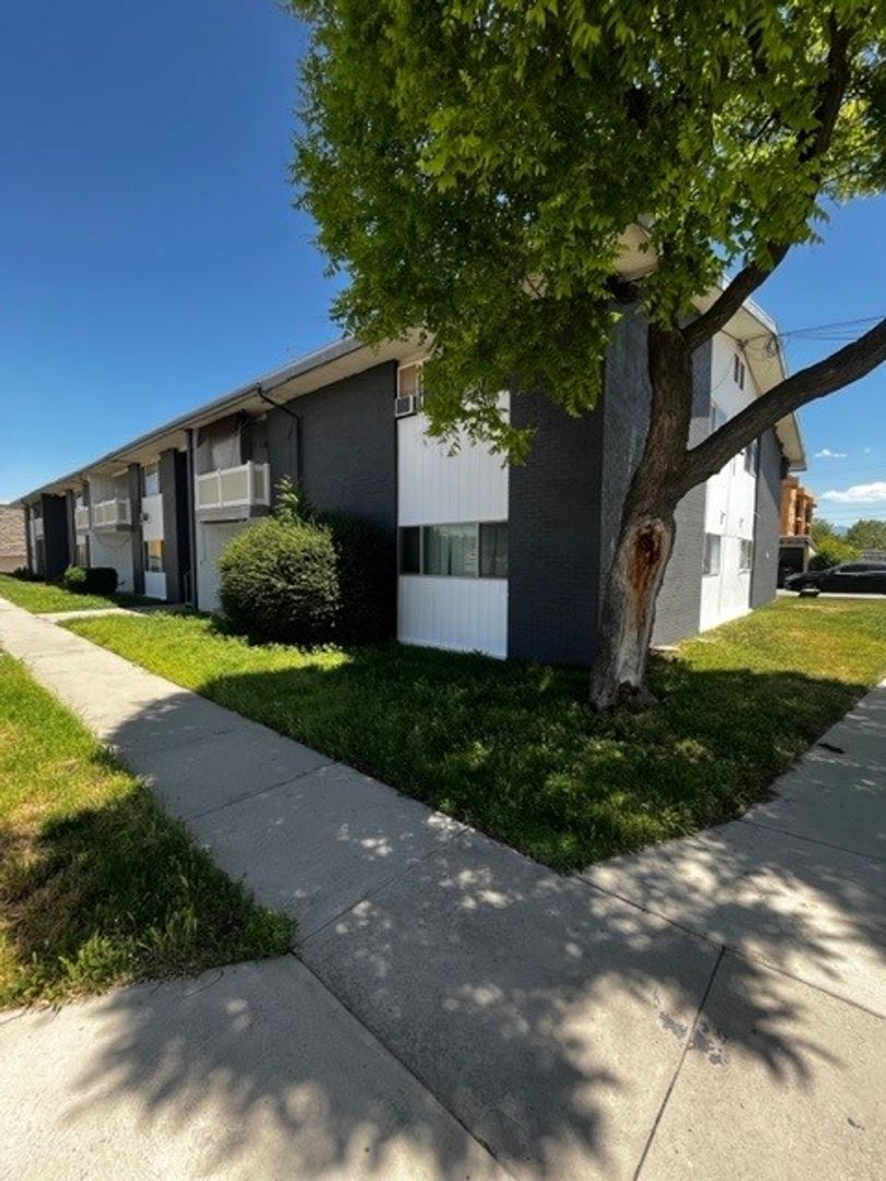 2640 W 3800 S (Valley Fair 16 Plex)