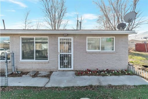 NO LEASING FEE + $300 OFF FIRST MONTH'S RENT! Updated 2-bedroom Magna Duplex ready for you.