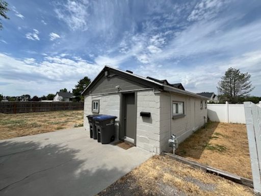 NO LEASING FEE + $300 OFF FIRST MONTH'S RENT! RARE 1 Bed 1 Bath South Jordan House Available for rent!