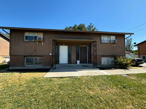 NO LEASING FEE + $300 OFF FIRST MONTH'S RENT! Amazing UDPATED 2 bedroom updated unit located in West Valley is a must see!!