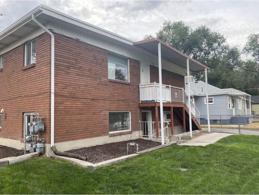 **$500 OFF FIRST MONTHS RENT**2nd Floor Unit Featuring Natural Light and Privacy – photo 1