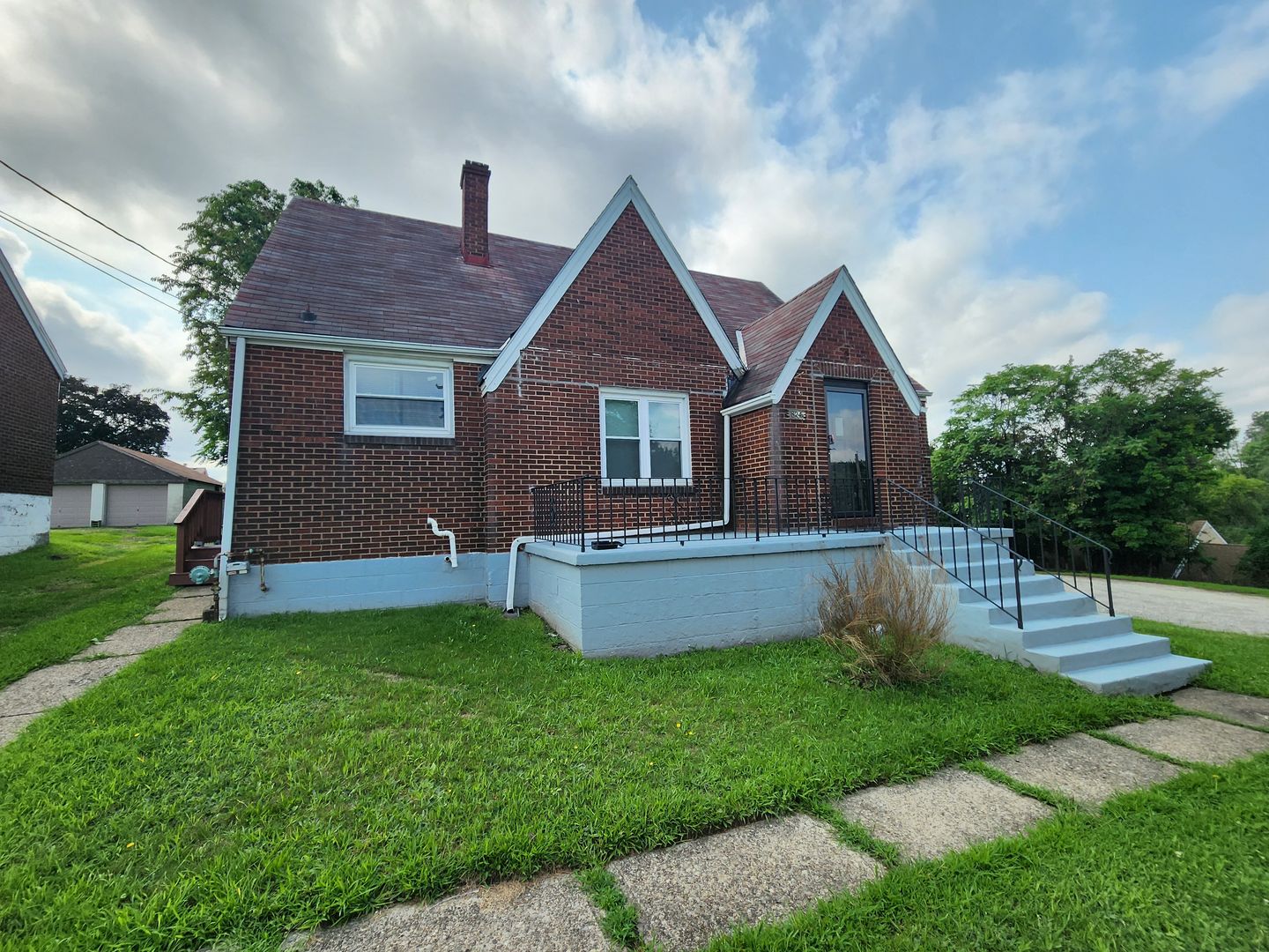 West Mifflin House: 824 Oak Street - 824 Oak Street