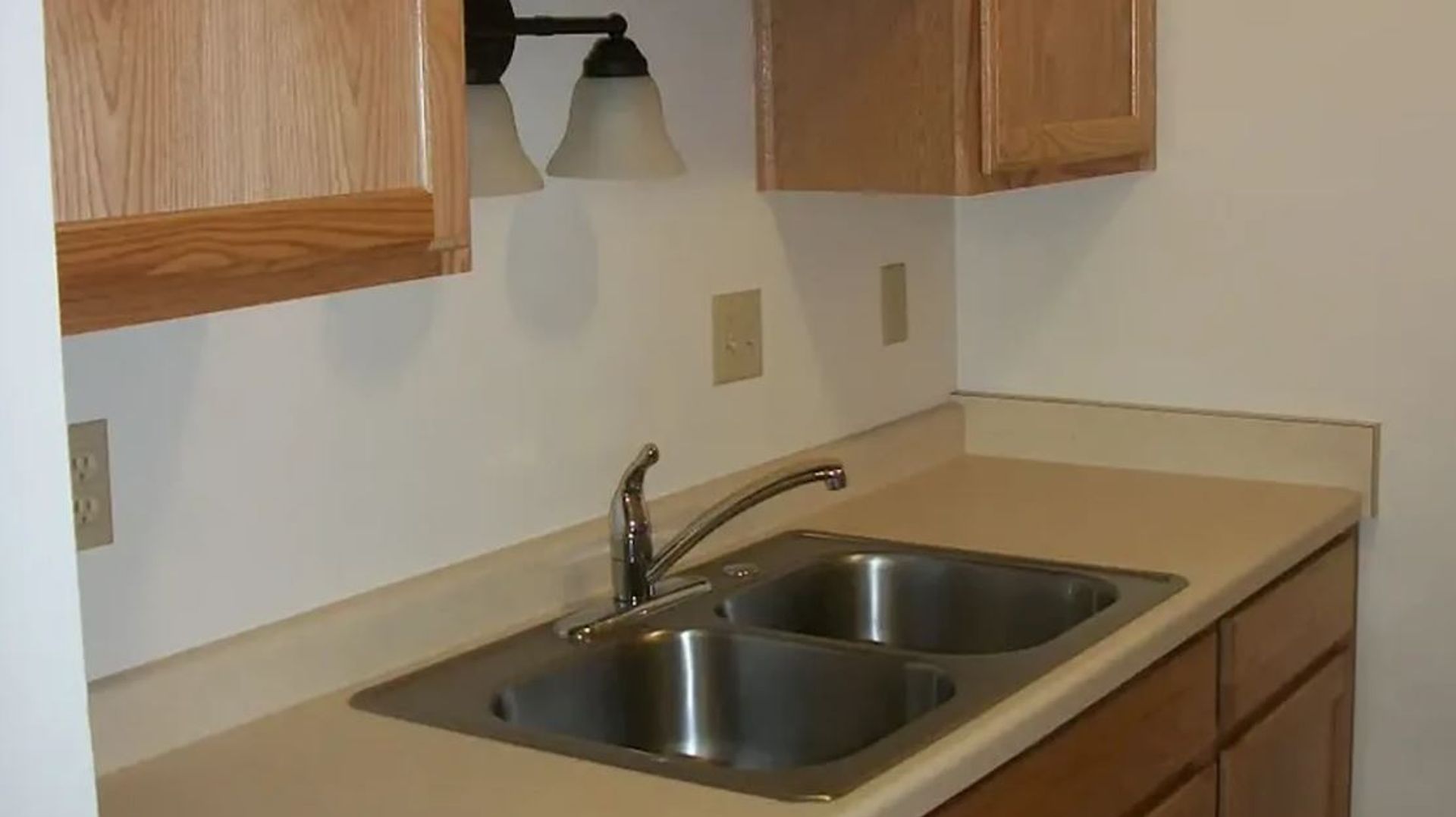 WAUKESHA Apartment: 407 SHEFFIELD RD