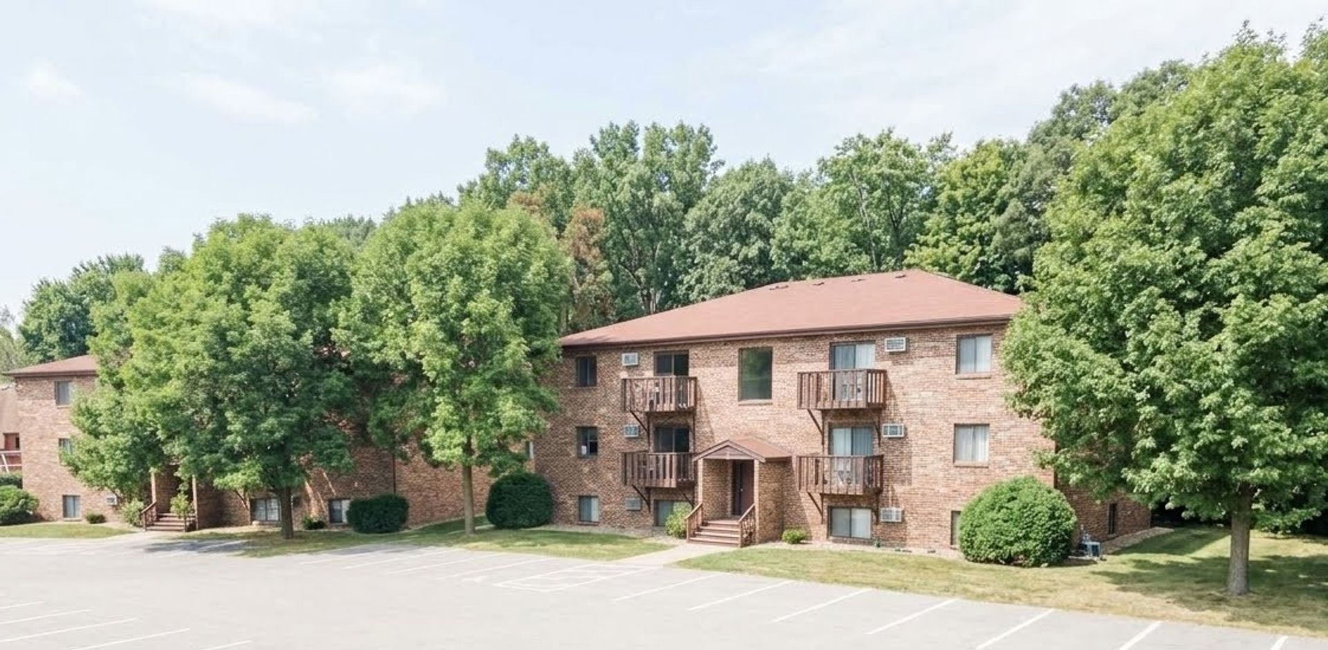 OSHKOSH Apartment: 2230-2270 Brookview Court