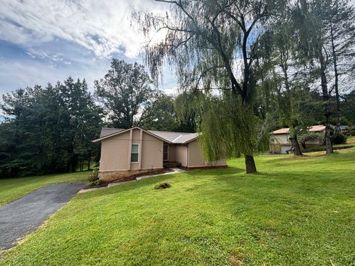 6421 Orchard View Lane, Roanoke, VA 3 Bedrooms and 2 Baths in Sugarloaf Hills – photo 1