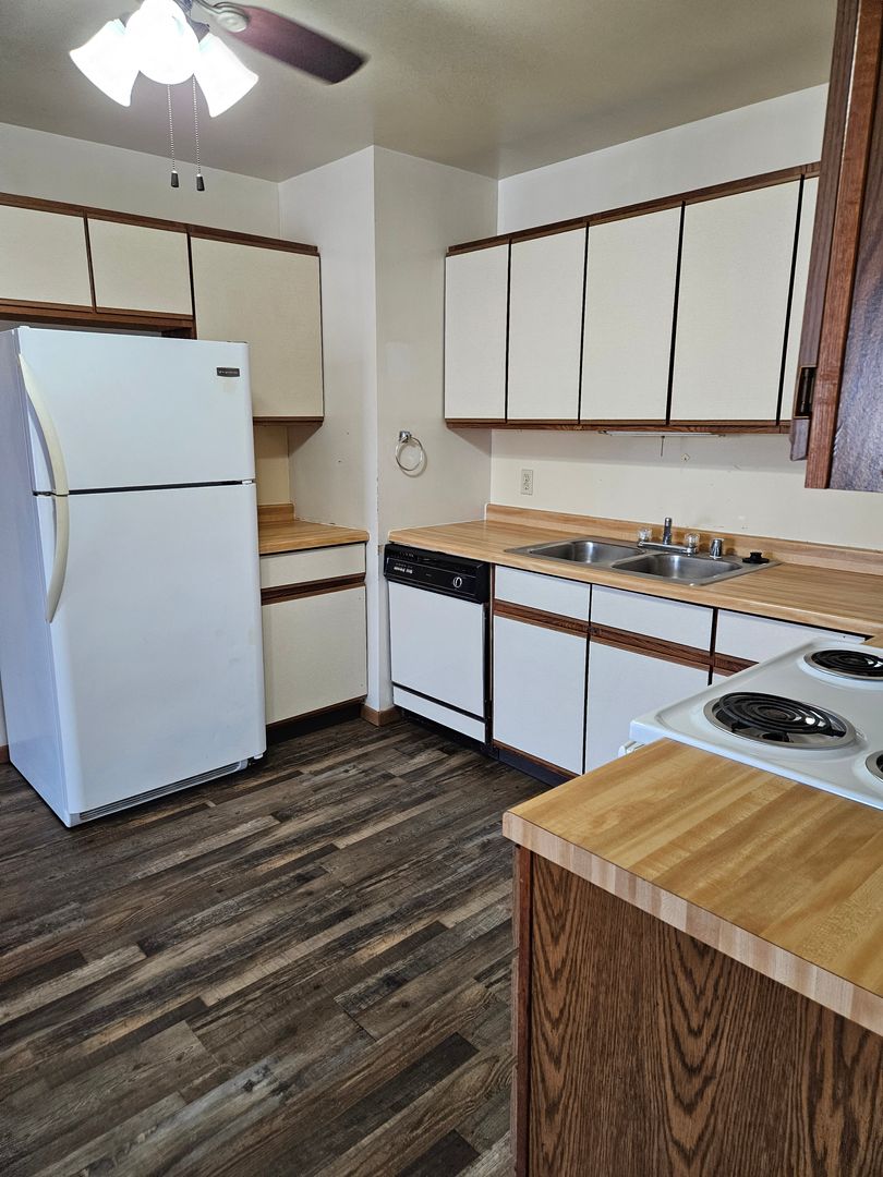 Nekoosa Apartment: 911 W 3rd Street