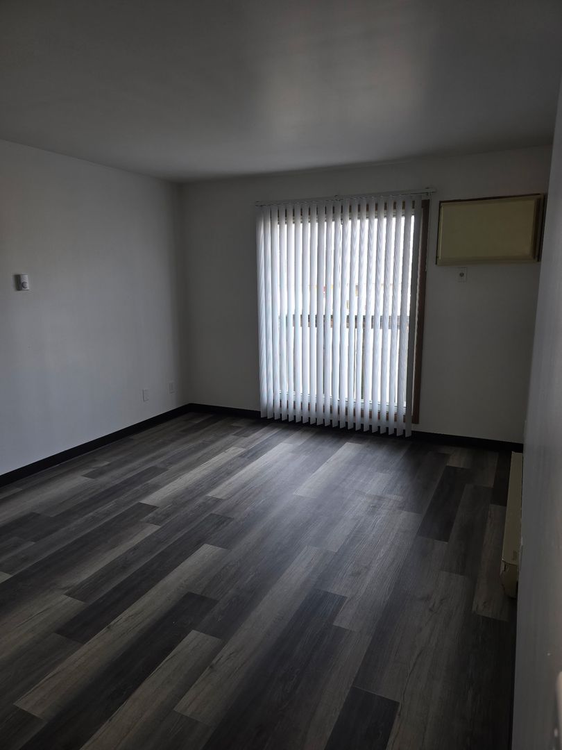 Nekoosha Apartment: 911 W 3rd Street