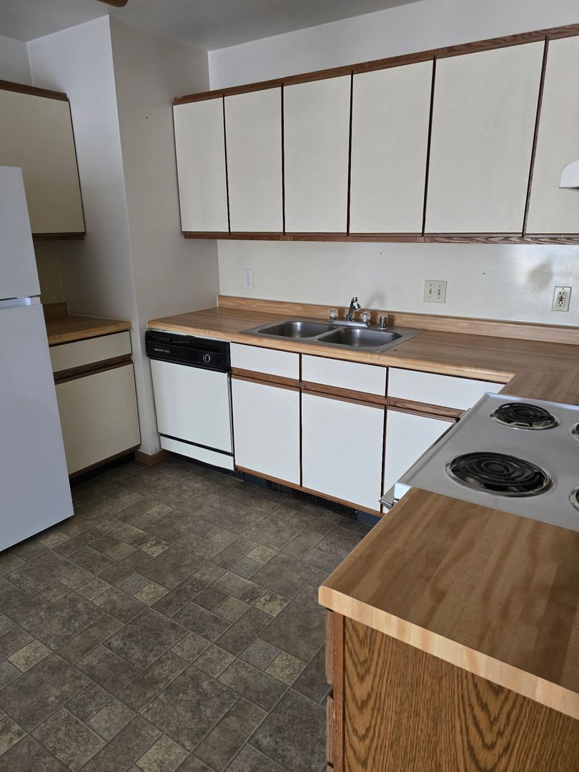 Nekoosha Apartment: 911 W 3rd Street