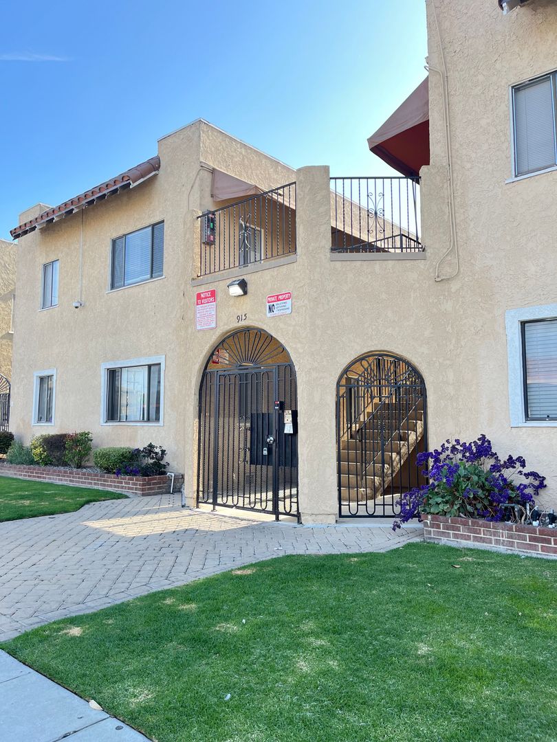 Long Beach Apartment: 833-915 Cherry Avenue