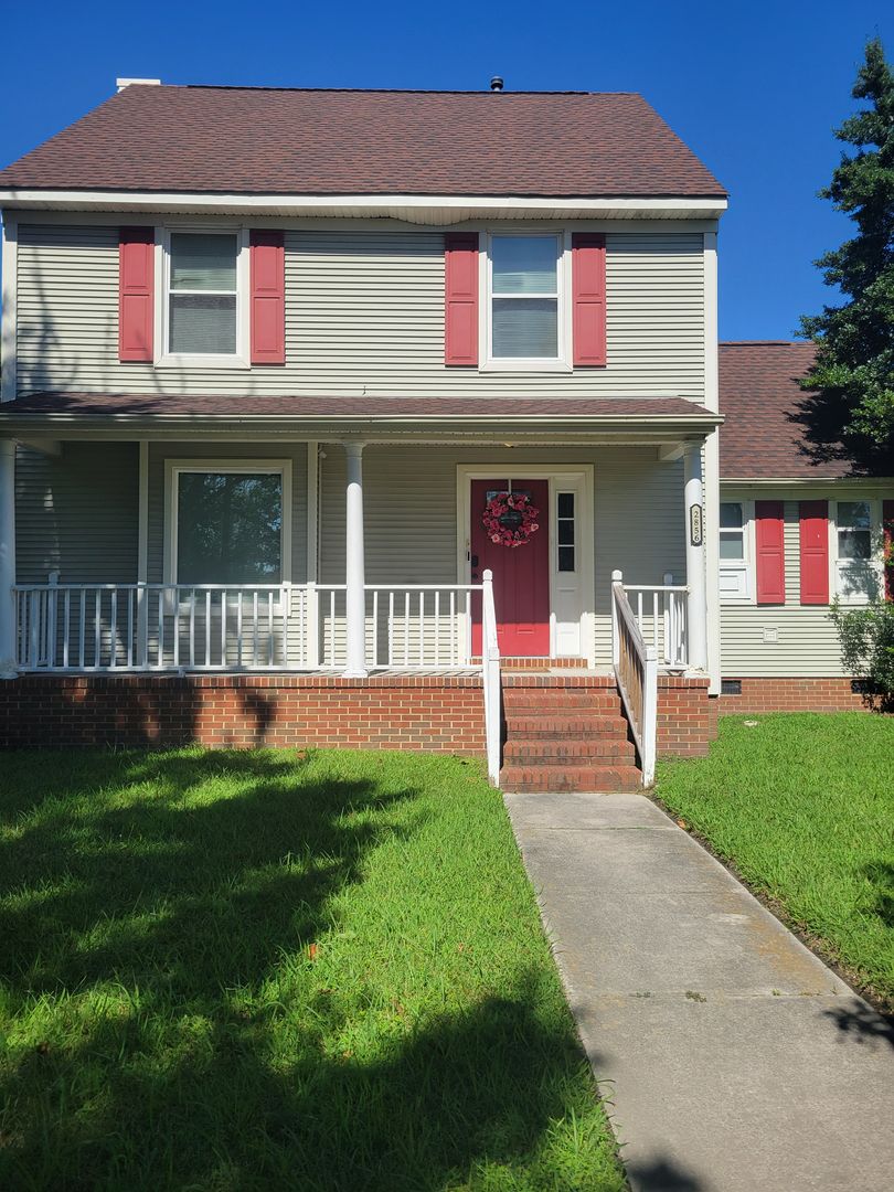 Norfolk House: 2856 Middle Towne Cres