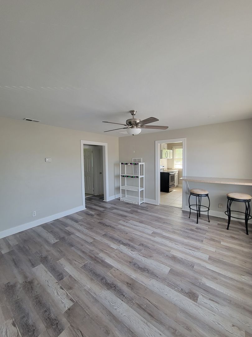 Portsmouth Apartment: 408 Hanbury Avenue