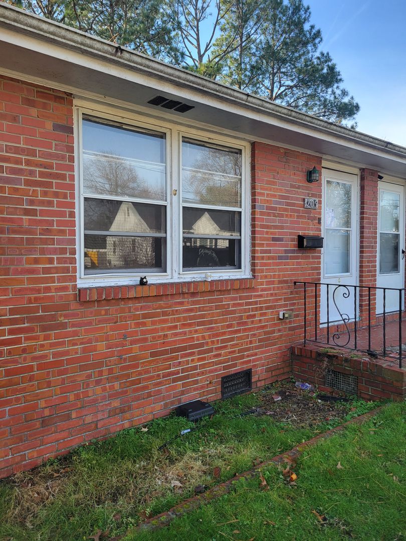 Portsmouth House: 205 Kelly Drive