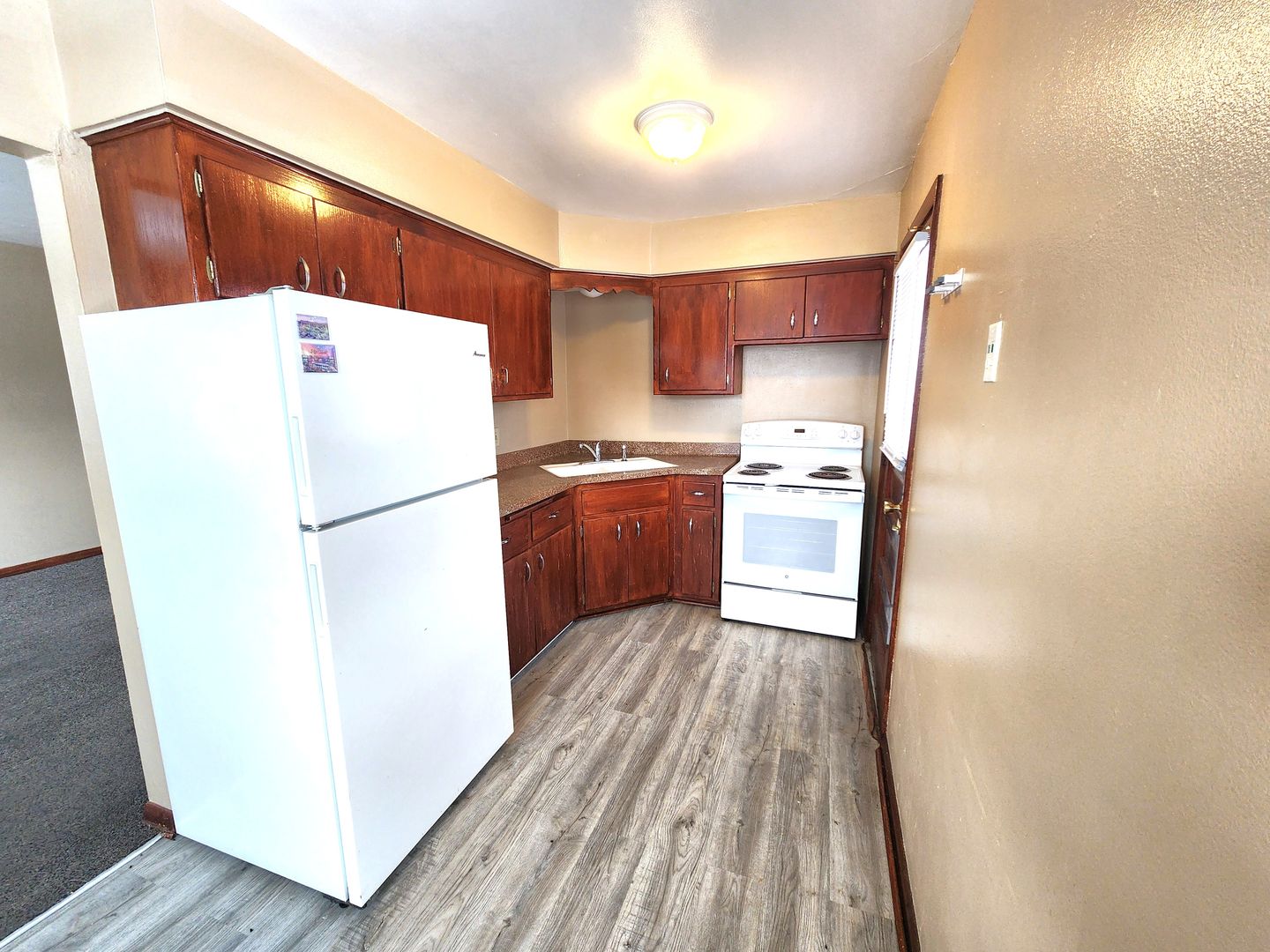 Milwaukee Apartment: 11059 W Hampton Ave