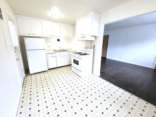 2-bedroom apartment w/ 1 garage space included! – photo 1