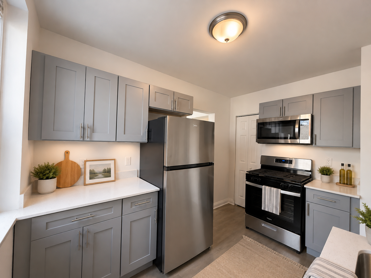 Milwaukee Apartment: 1800 N Farwell Ave
