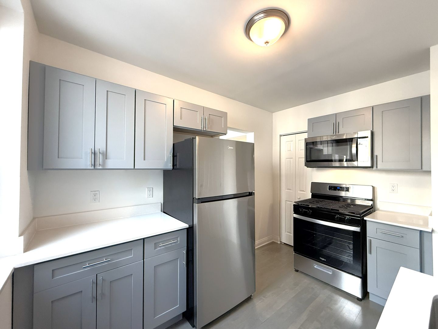 Milwaukee Apartment: 1800 N Farwell Ave