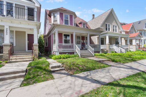 2 bedroom lower duplex located 1 block from UWM – photo 1