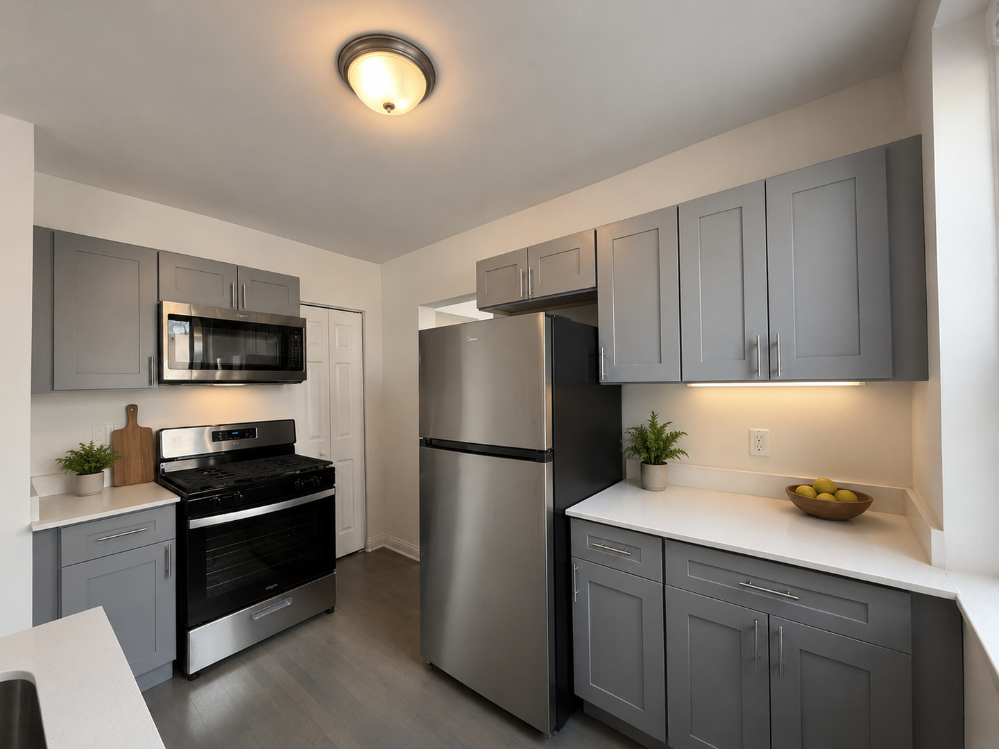 Milwaukee Apartment: 1800 N Farwell Ave