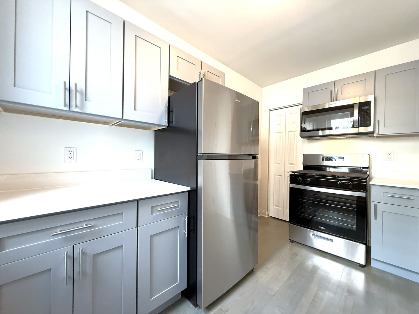 Milwaukee Apartment: 1800 N Farwell Ave