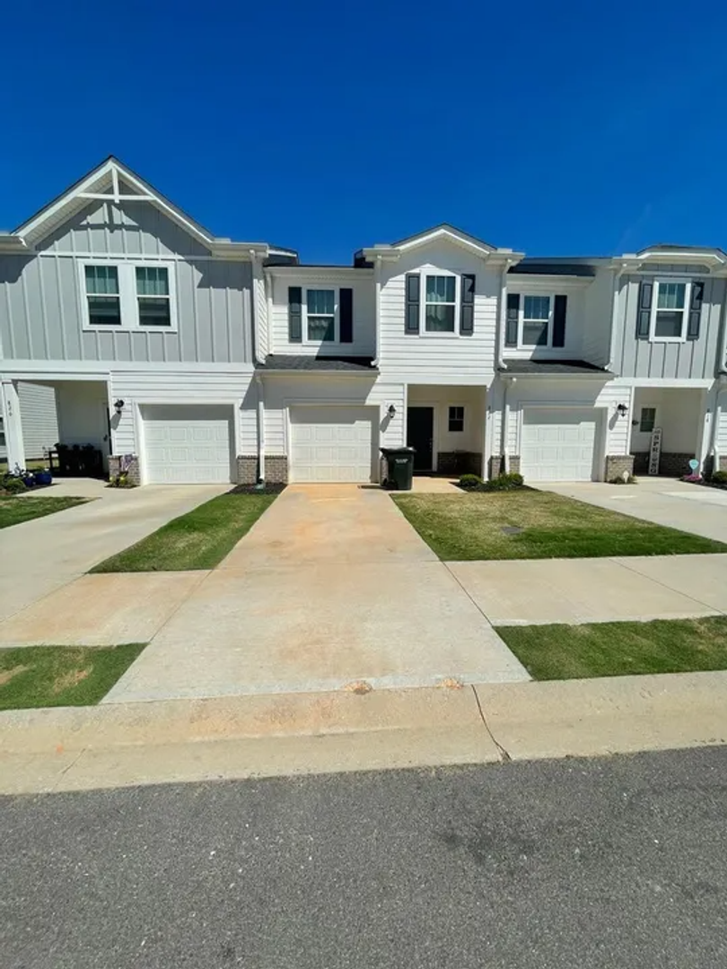 Greer Apartment: 811-822 Thread Way