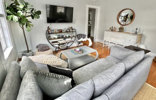 2BR Top Floor + In-Unit Laundry + Porch! – photo 1