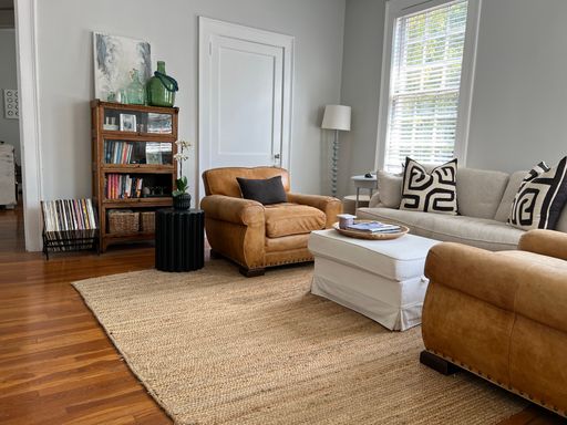 Sunny! Top Floor & Corner Unit ~ Porch! 1BR – photo 1