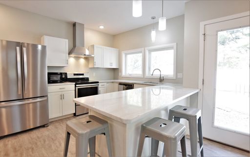 3 Bedroom, 2 Bathroom Apartment. Now Leasing 2027-2028!! – photo 1