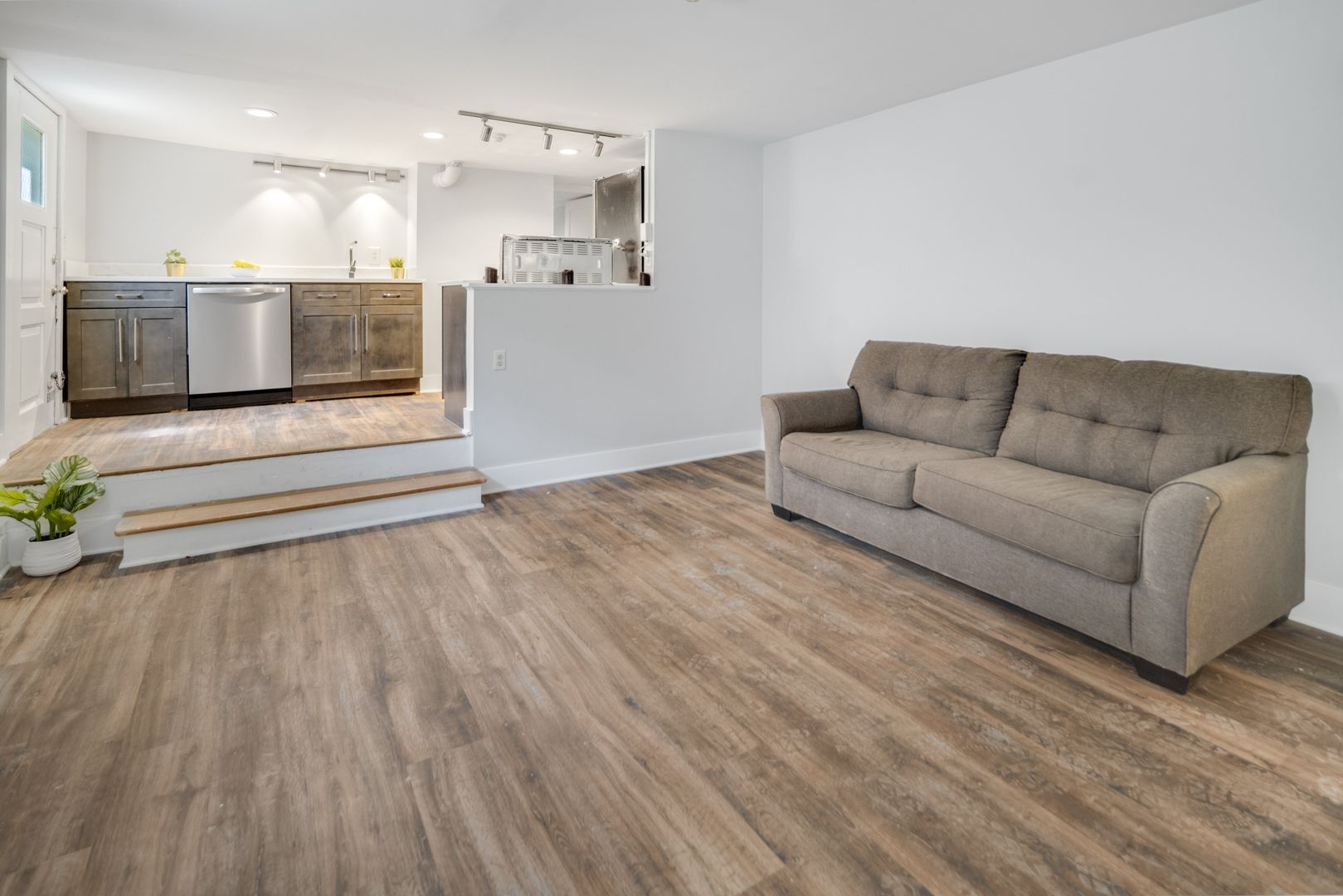 Ithaca Apartment: 404 University Ave