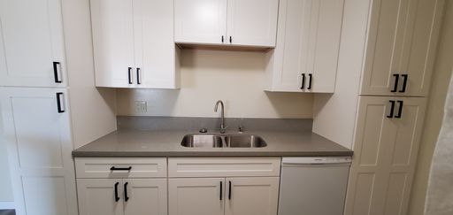 TOP-FLOOR, UPDATED APARTMENT HOME WITH PRIVATE BALCONY – photo 1