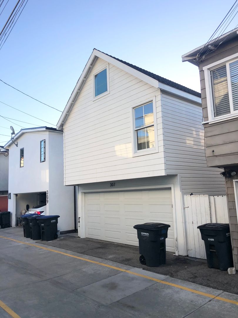 Newport Beach Apartment: 307 33rd St