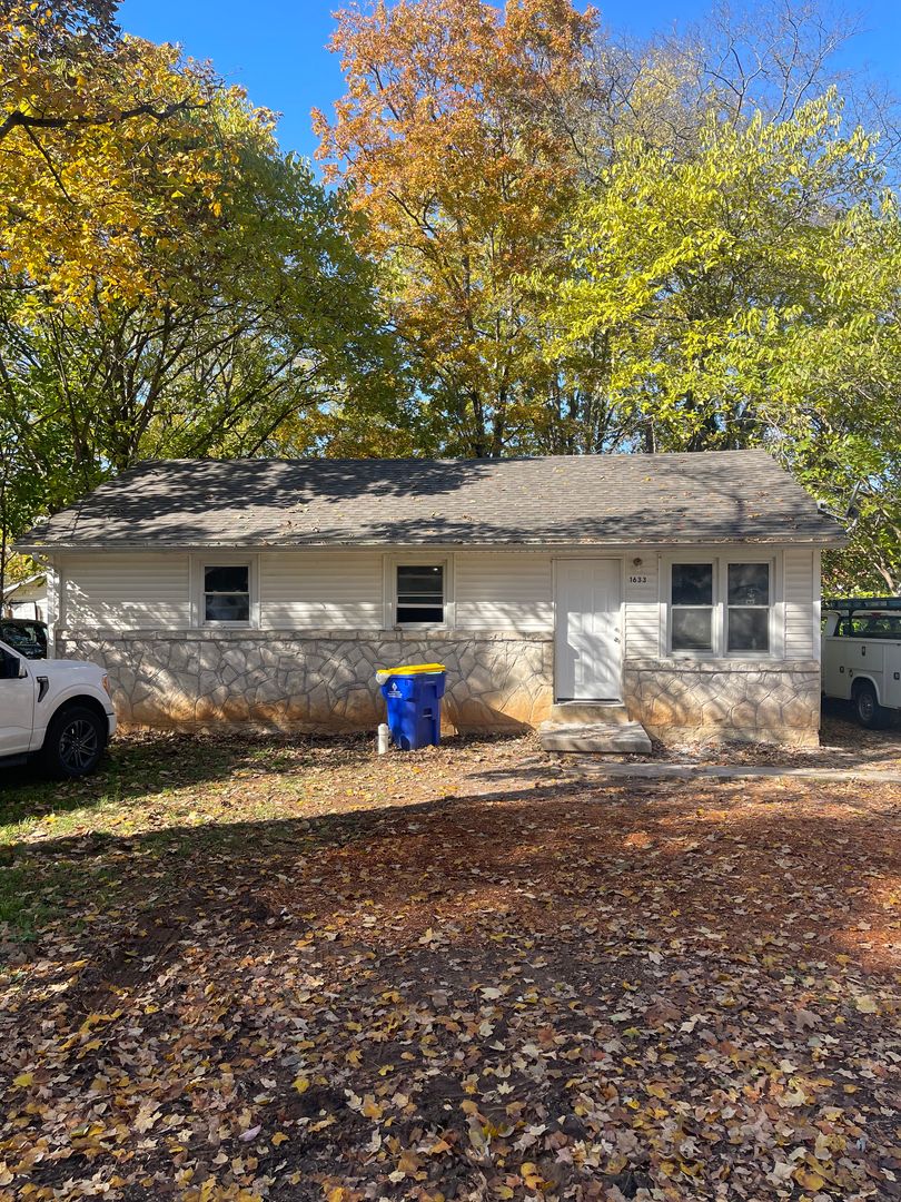 Bowling Green House: 1633 Johnson