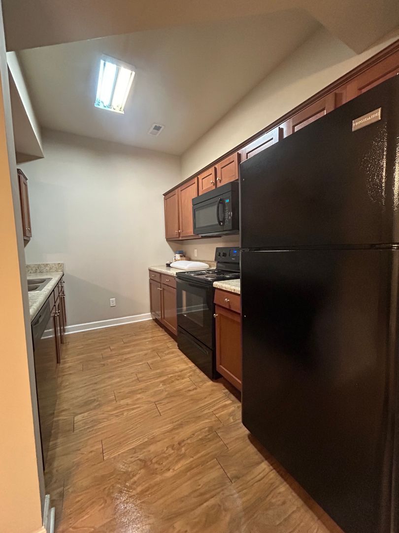 Bowling Green Apartment: 208 Moss Creek