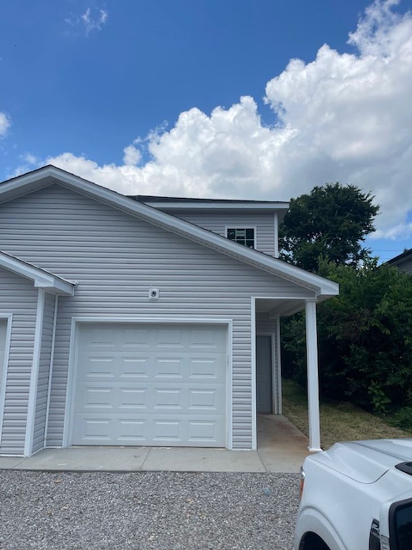 Bowling Green Apartment: 1311 Carson Alley