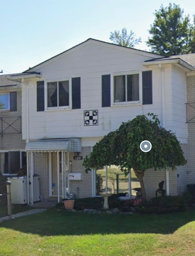 Mount Clemens Townhome: 124 Parnacott