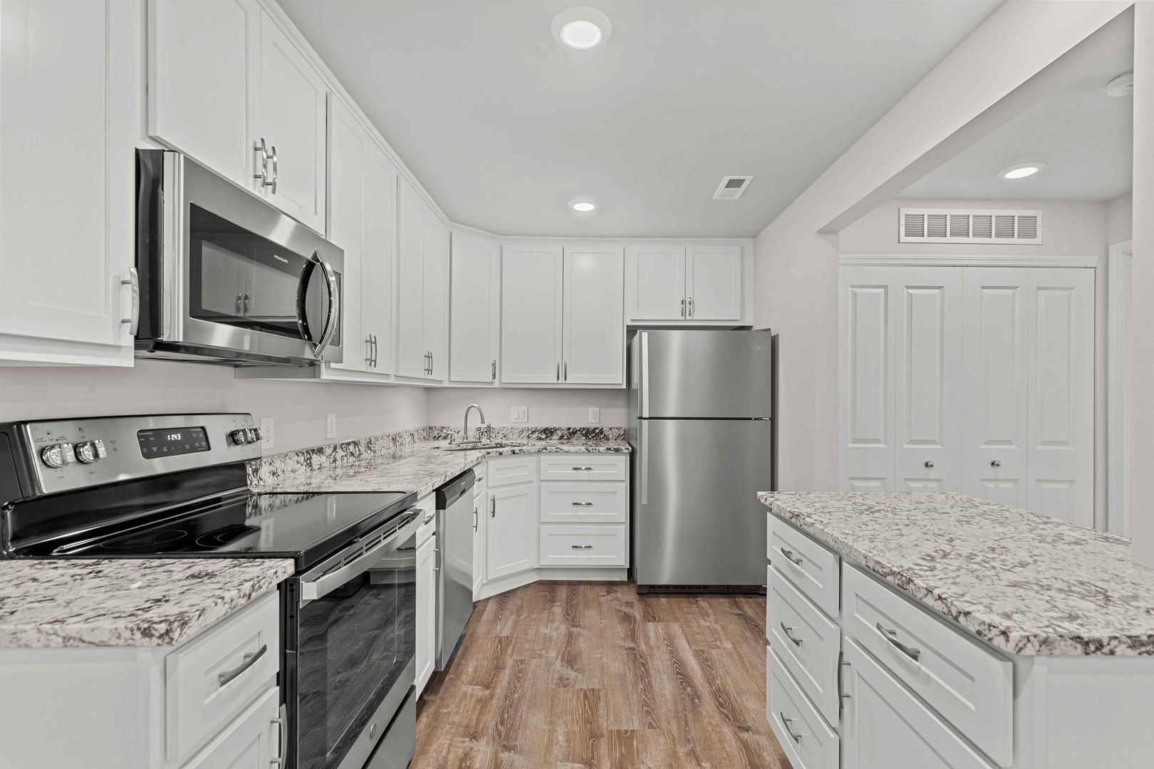 ST. CHARLES Apartment: 2000 SHERMAN SQUARE DRIVE