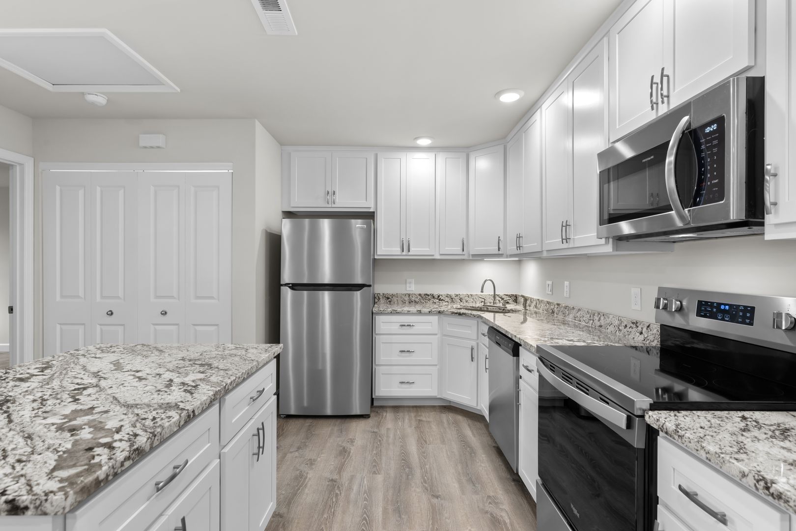 ST. CHARLES Apartment: 2000 SHERMAN SQUARE DRIVE