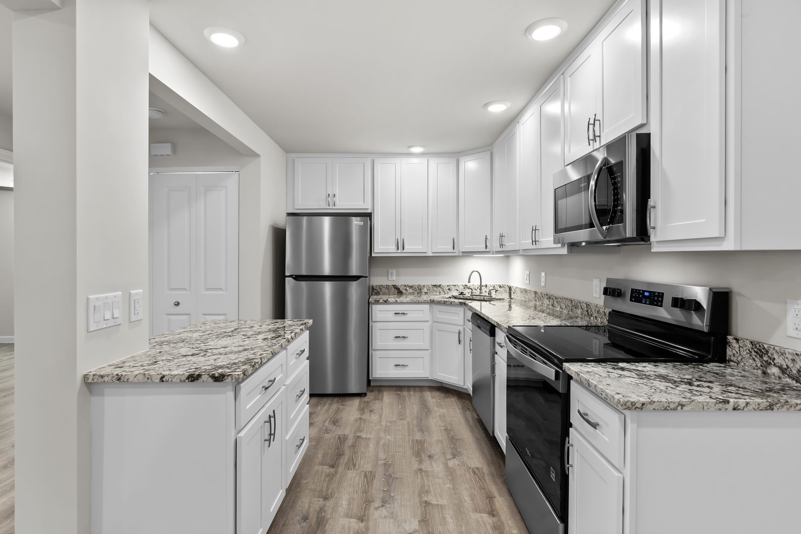 ST. CHARLES Apartment: 2000 SHERMAN SQUARE DRIVE